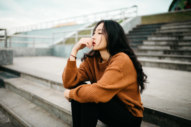 thinking-woman-photograph - Blog Tyrant woman-looking-thoughtful-stairs